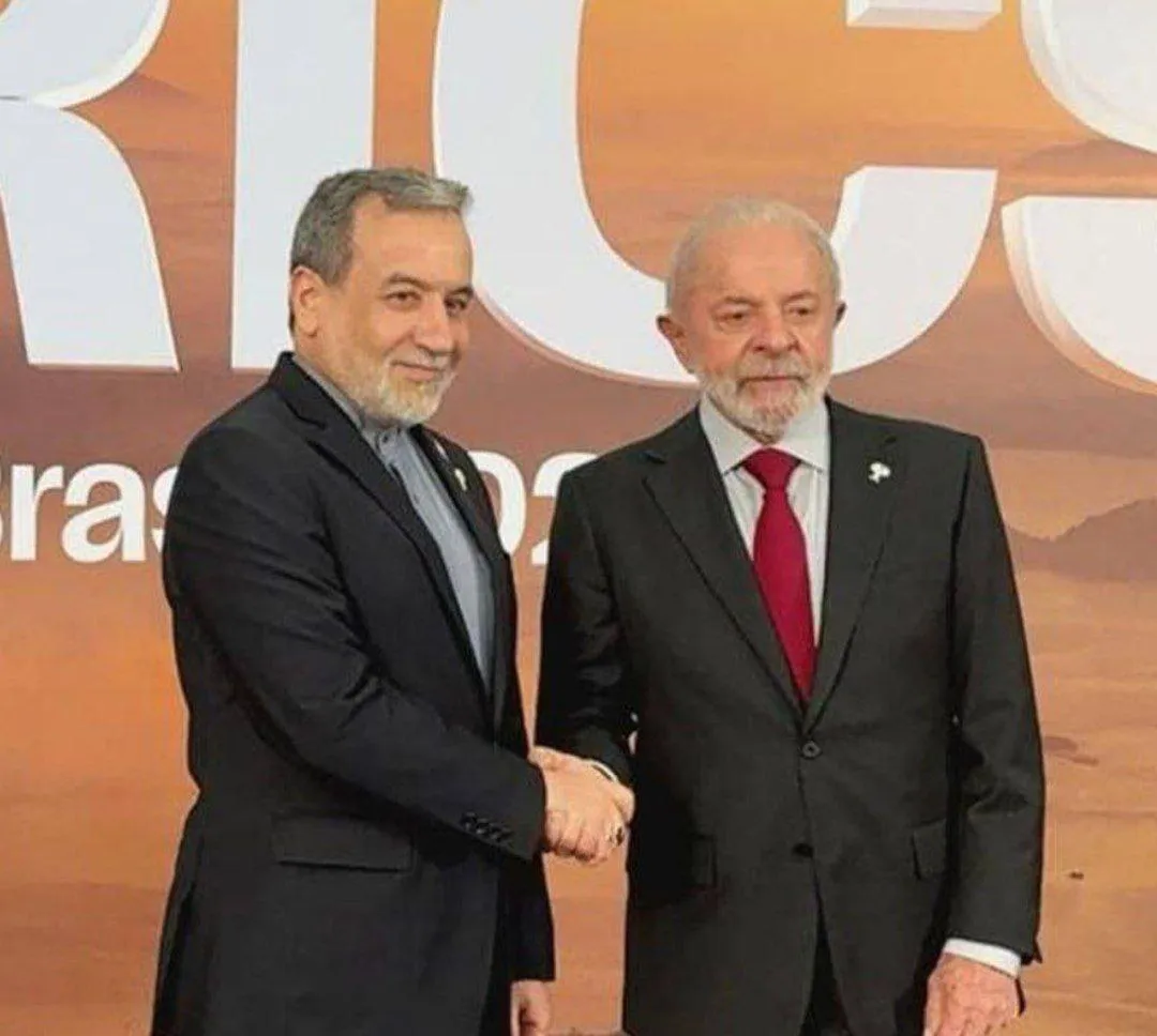 لولا دو سیلوا رئیس‌جمهور برزیل در نشست سران بریکس از عراقچی استقبال کرد.