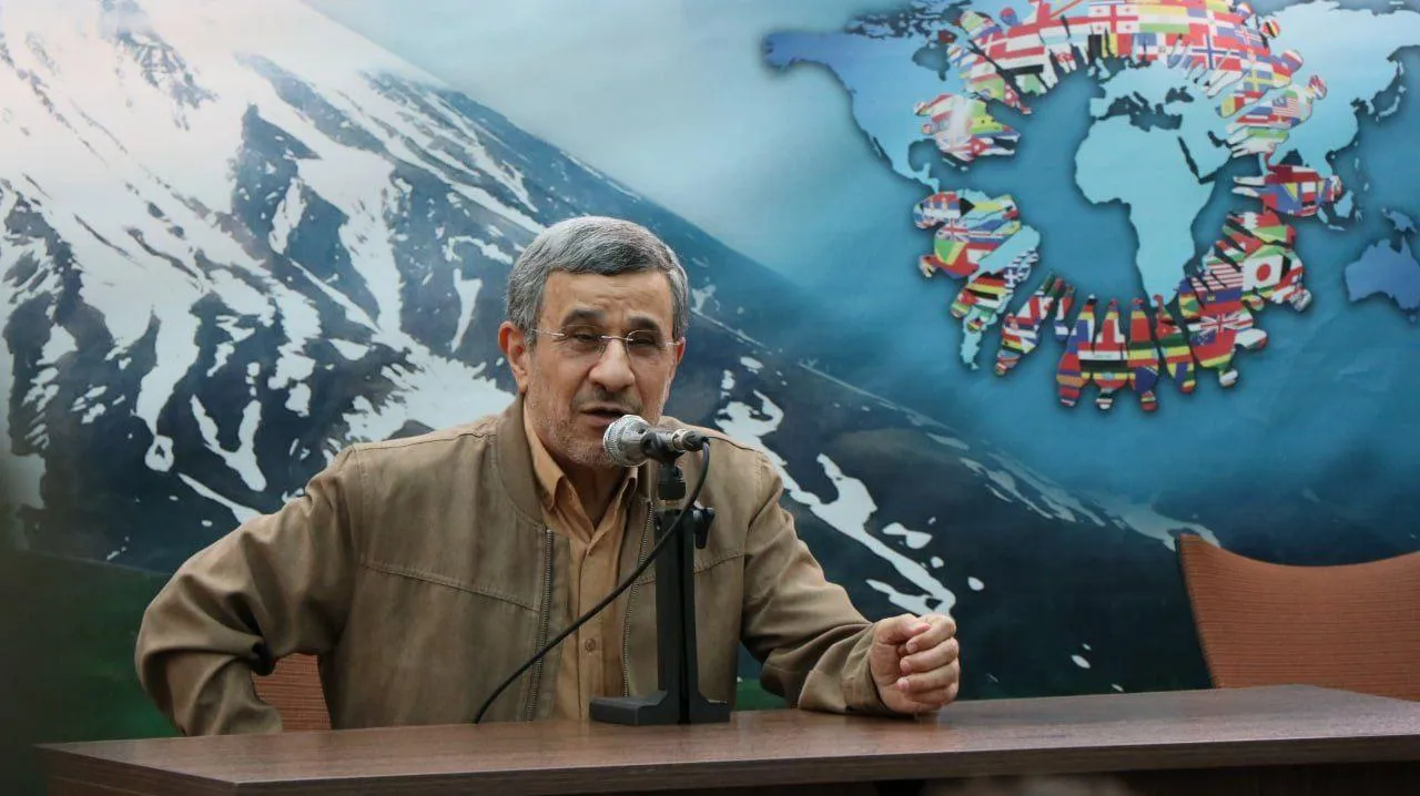 نشست سراسری اعضای شوراهای استانی «نهضت به سوی بهار» امروز (پنجشنبه) با حضور محمود احمدی نژاد برگزار شد.