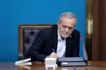 روزنامه اصولگرا از پیام رئیس جمهور به ایرانیان خارج از کشور خوشش نیامد/ چرا پزشکیان می گوید پنجره دیپلماسی باز است؟!