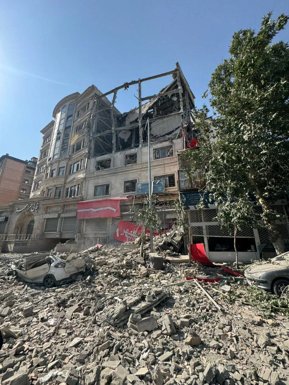  ویدیویی از لحظه اصابت پرتابه‌های اسرائیل به میدان قدس تجریش در زمان جنگ ۱۲ روزه