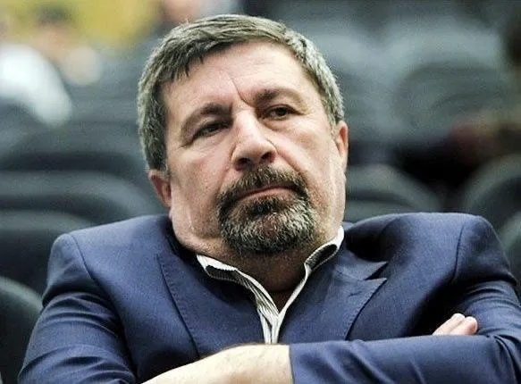 حضرت آقای الیاس حضرتی، رییس شورای اطلاع رسانی دولت دکتر مسعود پزشکیان در پاسخ به درخواست رئیس قوه قضائیه مبنی بر ارائه لیست زندانیان سیاسی، پس از مشورت با به گفته خودش «تعداد زیادی از روزنامه‌نگاران و روشنفکران» دوستانش فقط ۵ نفر را معرفی فرمودند.