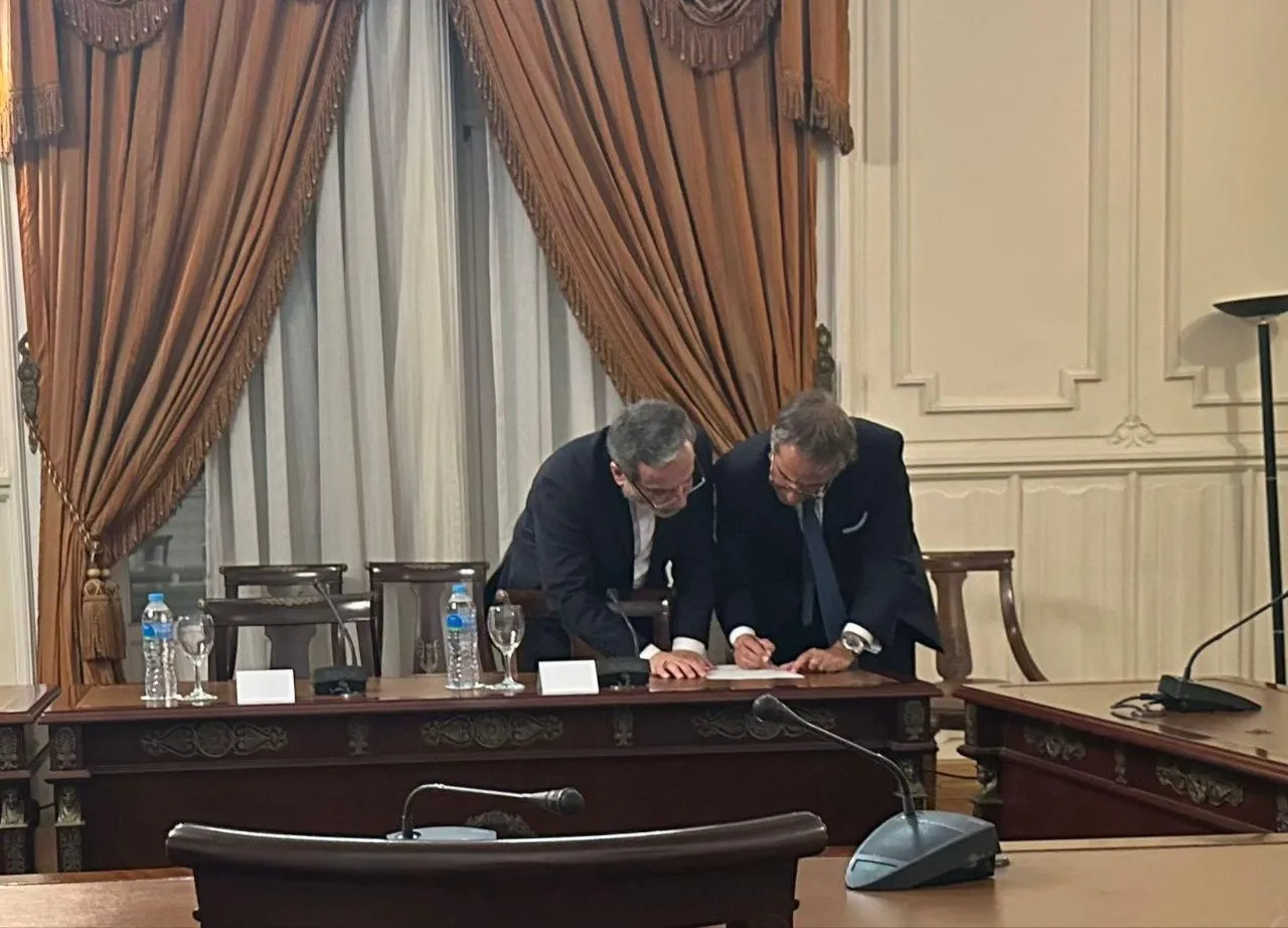 گروسی: امروز در قاهره، با وزیر امور خارجه جمهوری اسلامی ایران، بر سازوکارهای عملی برای ازسرگیری فعالیت‌های بازرسی در ایران توافق کردیم. این گامی مهم در مسیر درست است.