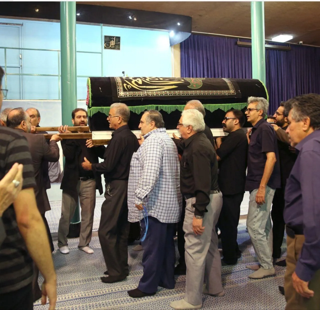  اکبر خوشکوشک از پرسنل قدیمی و معروف وزارت اطلاعات در زیر تابوت پیکر شیخ جماعتی در حسینیه جماران