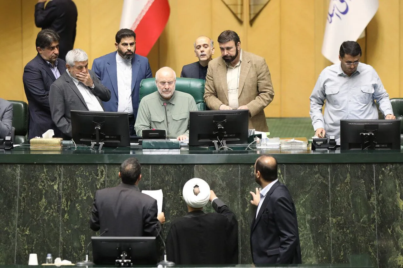  انتقاد تند روزنامه جمهوری اسلامی از قالیباف و نمایندگان تندرو: قالیباف دنبال کاپیتولاسیون چینی و روسی است/ شما صلاحیت نمایندگی مجلس را ندارید