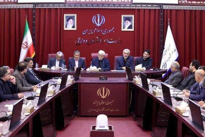 خیلی جدی/ حضرت آقای محمدرضا عارف تشریف بردند در شورای معاونین وزارت اموراقتصادی و دارایی فرمایش کردند