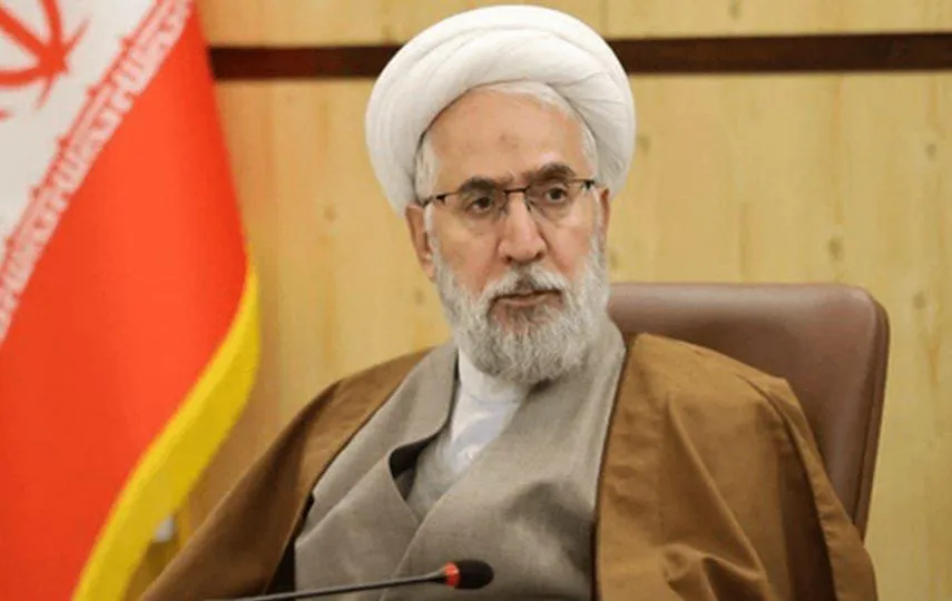 آقای دادستان کل کشور پیش از تعقیب اشخاص و شهروندان توسط دستگاه‌های اطلاعاتی و امنیتی و انتظامی در شرایط فوق العاده بحرانی فعلی از باب نظارت بر ضابطین و پیشگیری از جرم، بطور شفاف و ‌صریح محدودیت‌ها و ملاحظات خودتان را به مردم مستاصل اطلاع رسانی کنید.