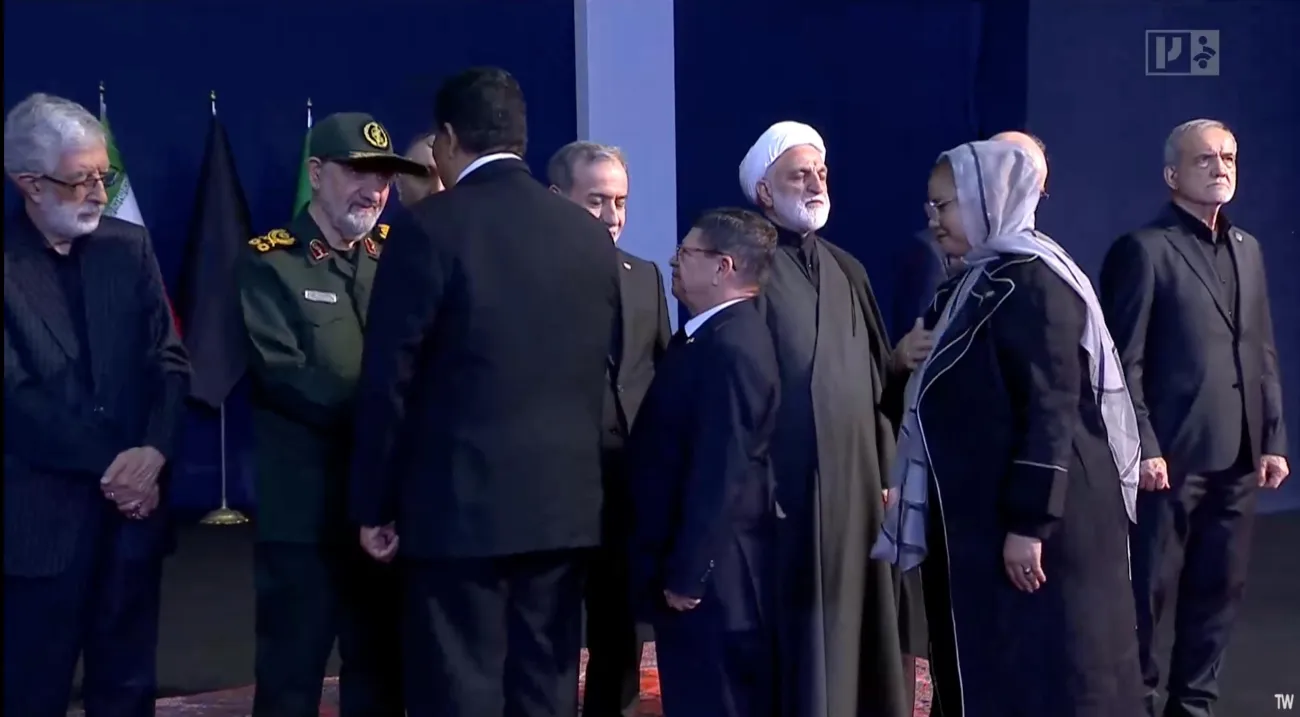  حضور سردار سرلشکر پاسدار محسن رضایی با لباس رسمی در تالار وداع با پیکر رهبر دوم جمهوری اسلامی در کنار سران سه قوه و غلامعلی حداد عادل مشاور عالی رهبر دوم، در غیاب سرپرست و جانشین فعلی ستاد کل نیروهای مسلح...