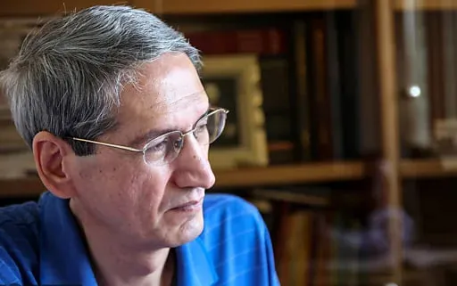 دکتر حاتم قادری، پژوهشگر، نظریه‌پرداز و استاد بازنشسته علوم سیاسی، یکی از شاخص‌ترین و در عین حال جنجالی‌ترین چهره‌های گفتمان اندیشه سیاسی ایران معاصر در سه دهه گذشته است. او که با ۲۵ سال سابقه فعالیت آکادمیک در دانشگاه تربیت مدرس (۱۳۷۳-۱۳۹۸) و تألیف حدود ۱۹ کتاب مرجع در حوزه اندیشه سیاسی، به یکی از مرجع‌های اصلی این رشته بدل شده، با نظریه شاخص «زعیم‌گرایی و ولایت‌خویی» ـ که در آن، علت اصلی عدم توسعه مطلوب ایران را به استعداد ساختاری-تاریخی ایرانیان به «زعیم‌گرایی و مرجعیت‌محوری» نسبت می‌دهد ـ در گفتمان جامع