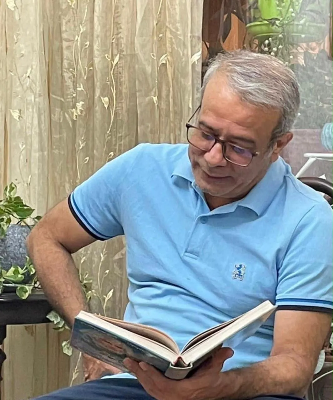 از خیابان سیمتری، نانِ باخسام میخریدم و به کارگران ساختمانی میفروختم. خودم هم کارگری میکردم. آجرها را دسته دسته میکردم و به دست استاد میرساندم.