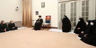 تکریم همسر سردار قاسم سلیمانی هم عرض رهبر جمهوری اسلامی وانتشار علنی این تصویر