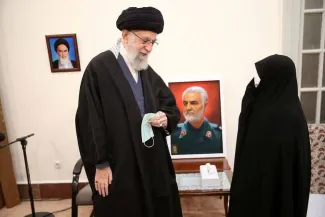 تکریم همسر سردار قاسم سلیمانی هم عرض رهبر جمهوری اسلامی وانتشار علنی این تصویر