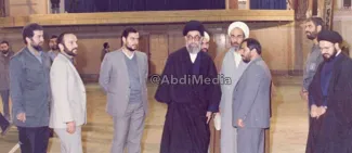 عکسی دیده نشده از آیت الله خامنه ای در سال ۱۳۶۸ در حین بازدید از مراحل ساخت حسینیه امام خمینی که به گفته محسن رفیق‌دوست بصورت ضربتی ساخته شد.