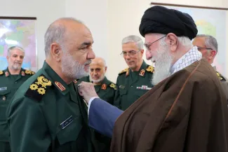  اعطای نشان فتح به فرماندهان کل ارتش و سپاه