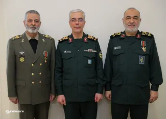  اعطای نشان فتح به فرماندهان کل ارتش و سپاه