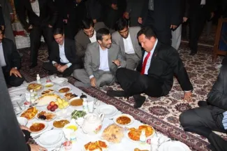 احمدی نژاد و هوگو چاوز سر سفره زرشک پلو با مرغ 