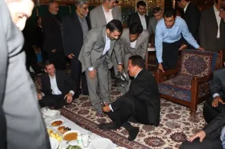 احمدی نژاد و هوگو چاوز سر سفره زرشک پلو با مرغ 