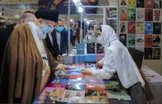 پس از بازدید رهبر جمهوری اسلامی از نمایشگاه کتاب برخی از فعالان رسانه‌ای از  این عکس  برداشت از پیام آیت‌الله خامنه‌ای به مسئولان درباره حجاب دانستند.