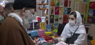 پس از بازدید رهبر جمهوری اسلامی از نمایشگاه کتاب برخی از فعالان رسانه‌ای از  این عکس  برداشت از پیام آیت‌الله خامنه‌ای به مسئولان درباره حجاب دانستند.