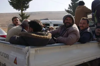  اینجا زندان مخوف سیدنایا در دمشق است. دهها زندانی با تلاش مردم از زیرزمین های مخفی این زندان رها می شوند.
