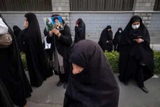  تجمع برخی از بانوان در حمایت از لایحه حجاب، در مقابل مجلس