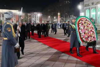  ادای احترام رئیس‌جمهور به نماد ملی تاجیکستان