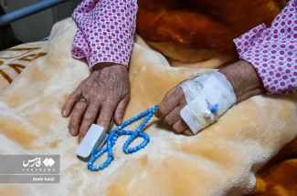  همراهی کادر درمان با بیماران در مراسم قرآن به‌سر شب قدر 