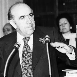 بشنوید | قسمت شصت و سوم نشست مطبوعاتی هویدا در سال ۱۳۴۴ درباره قرارداد ساخت ذوب آهن آریامهر با شوروی