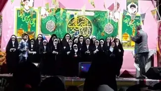  ویدیویی عجیب از حمله یک جوان به مجری یک برنامه در نجف آباد