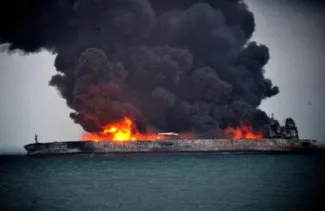 تصاويري از ميزان خسارت در حادثه آتش سوزى كشتى حامل متانول در بندر دير بوشهر / امدادرسانى ٣ تيم هلال احمر در محل حادثه