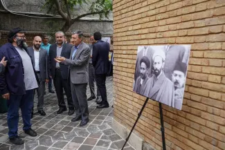 خانه ادبیات بهار با حضور «رئیس ستاد اجرایی فرمان امام» و جمعی از شاعران و نویسندگان در خانه منتسب به ملک الشعرای بهار آغاز بکار کرد. 🔸این خانه در دهه‌های گذشته توسط خانواده و وارثان مرحوم بهار به صورت کامل فروخته‌ شده است و موسسه فرهنگی هنری شهرستان ادب پس از این افتتاح مسئول بهره‌برداری و هدایت آن خواهد بود.