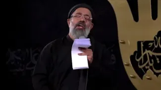  تصاویری از محمود کریمی، منتشر شده که نشان می‌دهد او ترانه «ایران ایران» که محمد نوری خوانده را با تغییراتی در نوحه‌ای به مناسبت آغاز ماه محرم اجراء کرده است./بی‌بی‌سی فارسی