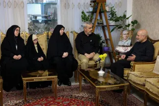  محمد باقر قالیباف رئیس مجلس با دو دختر و احمد افشردی برادرِ شهید سپهبد محمد باقری و جمعی دیگر از بستگان سردار دیدار کرد.