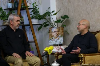 قابل توجه فعالان مجازی و سیاسی که پست میگذاشتند سردار شهید باقری همه خانواده اش را از دست داده و کسی را ندارد و وقتی نوشتم دو دختر دیگر و برادر و مادرشان در قید حیات هستند از من گلایه میکردند. همان زمان برای پرهیز از ورود به حاشیه پستم را ویرایش کردم اما بعضی افراد متاسفانه خواسته یا ناخواسته همیشه گرفتار افراط و تفریط هستند.