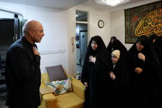 قابل توجه فعالان مجازی و سیاسی که پست میگذاشتند سردار شهید باقری همه خانواده اش را از دست داده و کسی را ندارد و وقتی نوشتم دو دختر دیگر و برادر و مادرشان در قید حیات هستند از من گلایه میکردند. همان زمان برای پرهیز از ورود به حاشیه پستم را ویرایش کردم اما بعضی افراد متاسفانه خواسته یا ناخواسته همیشه گرفتار افراط و تفریط هستند.