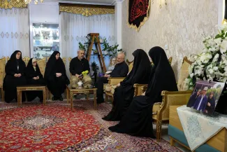 قابل توجه فعالان مجازی و سیاسی که پست میگذاشتند سردار شهید باقری همه خانواده اش را از دست داده و کسی را ندارد و وقتی نوشتم دو دختر دیگر و برادر و مادرشان در قید حیات هستند از من گلایه میکردند. همان زمان برای پرهیز از ورود به حاشیه پستم را ویرایش کردم اما بعضی افراد متاسفانه خواسته یا ناخواسته همیشه گرفتار افراط و تفریط هستند.