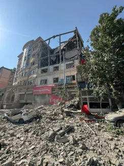  ویدیویی از لحظه اصابت پرتابه‌های اسرائیل به میدان قدس تجریش در زمان جنگ ۱۲ روزه