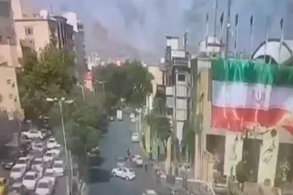  ویدیویی دیگر از لحظه اصابت پرتابه‌های اسرائیل به میدان قدس تجریش در زمان جنگ ۱۲ روزه