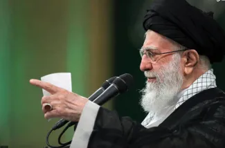  لحظه‌ای که آیت‌الله علی مشکینی، رئیس وقت مجلس خبرگان رهبری، گزارش رسمی این مجلس