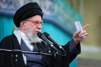 به این سخنان و تهدید آیت‌الله سید علی خامنه‌ای به عنوان عالی ترین مقام مذهبی- سیاسی و فرمانده کل قوای جمهوری اسلامی مجدداً توجه کنید