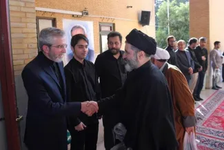 نوه آیت‌الله سید علی خامنه‌ای در مراسم ترحیم پدر خود مصباح الهدی باقری کنی در کنار عموها و دایی خود