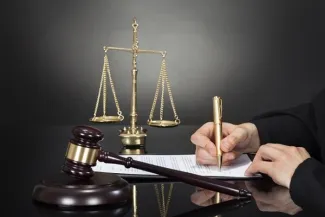 لازم میدانم از جامعه وکلا و اصحاب حقوق که تعداد کثیری از آنها مرا شرمنده محبت و الطاف خود کردهاند و ده ها وکیل حاذق و دانشمند که محبت فرموده و خواستند تبرعا در دفاع از این حقیر در دادگاه تجدید نظر اقدامات قانونی و حقوقی انجام دهند سپاسگزاری کنم