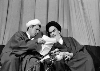 من درباره محدود شدن سپاه پاسداران در اساسنامه جديد و نارضايتى سپاه صحبت كردم. امام فرمودند كه تضعيف نشوند و تحت ضابطه هم قرار گيرند. درباره وضع آقاى شريعتمدارى هم صحبت شد. خبردار شديم كه [محمد جواد] مناقبى را هم بازداشت كرده‌اند.