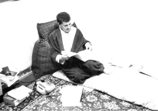 پس از نماز مشغول مطالعه شدم. ساعت هفت و نيم به تالار مجلس رفتم. آقاى [محمد] موسوى خوئينى‏ها جلسه را افتتاح كرده بود. به دفترم برگشتم و به مطالعه پرداختم. بعد از تنفس به جلسه رفتم كه بحث اساسنامه سپاه ادامه داشت.