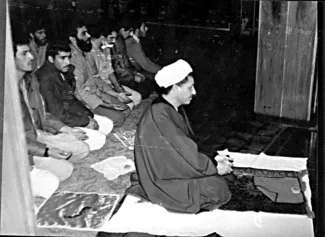 تا ساعت سه ونیم بعد از ظهر در خانه ماندم. [برنامه] مطالعه و نوشتن و ورزش داشتم. اول وقت با جبهه تماس گرفتم. معلوم شد دیشب عملیات محدودى در شمال خرمشهر داشته‌ایم و صد‌ها اسیر گرفته‌ایم.