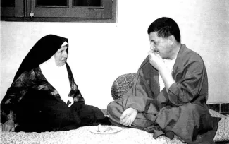 هاشمی رفسنجانی در کنار والده 