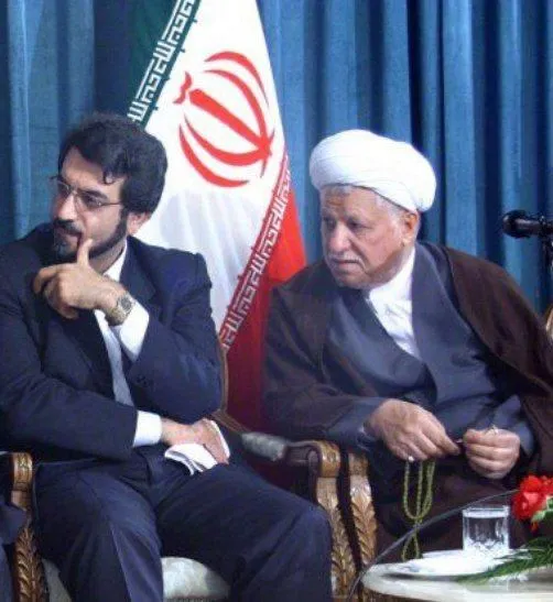 هاشمی در بخشی از خاطراتش در سال ۷۸ اشاره می‌کند، حمزه کرمی "مدیر کل دفتر سیاسی رئیس جمهور" از مدیریت کشور ناراضی بود