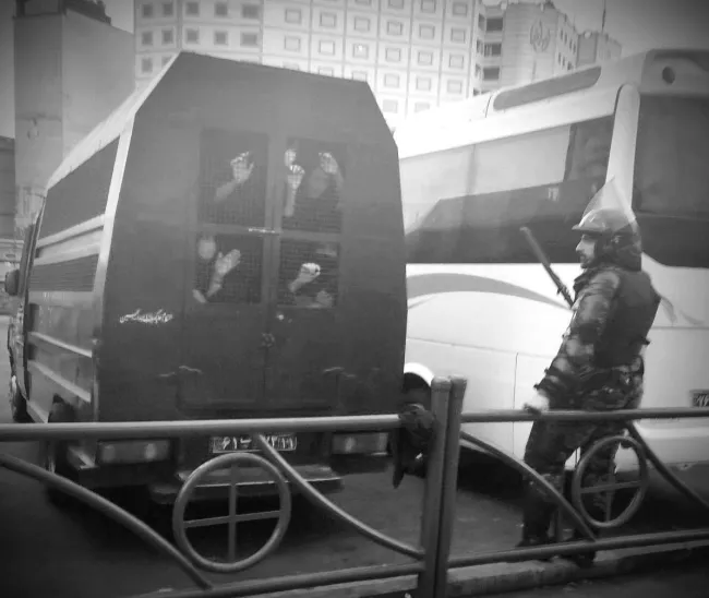 گان ويژه ، قفس ، ناموس ، و جمله اى كه روى قفس نوشته اند: السلام عليك يا اباعبدالله الحسين...