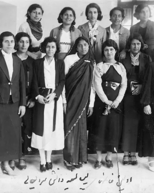  «اولین خانمهای لیسانسه دانش‌سرایعالی» یا نخستین زنانی که به دانشگاه راه یافتند.