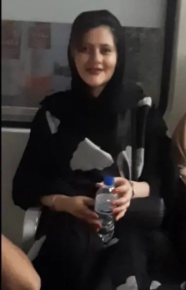 این عکس مهسا امینی یک ساعت پیش از بازداشت است.