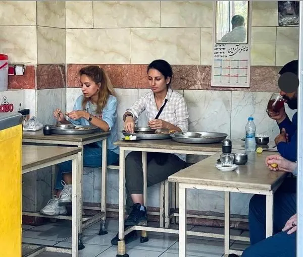 بنظر شما اگر روسای جمهور دنیا و وزرای خارجه کشورها از مقامات جمهوری اسلامی بپرسند در این عکس چه جرمی اتفاق افتاده است، پاسخ آنها چیست؟!! 